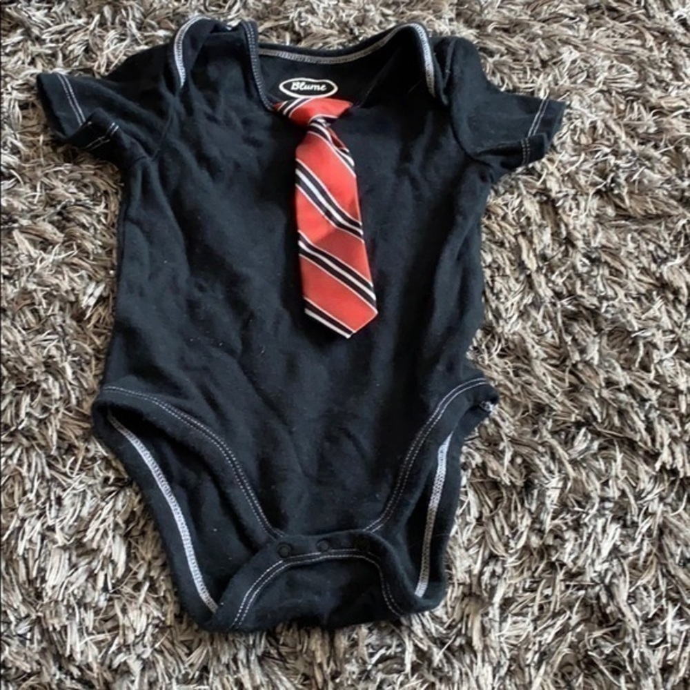 Blume neck tie onsie 12 months EUC. Infant suit.